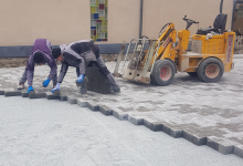 Waterdoorlatende bestrating op een straatlaag van porfiersplit 2/4.