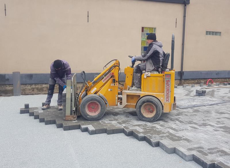 Waterdoorlatende betonstraatstenen.
