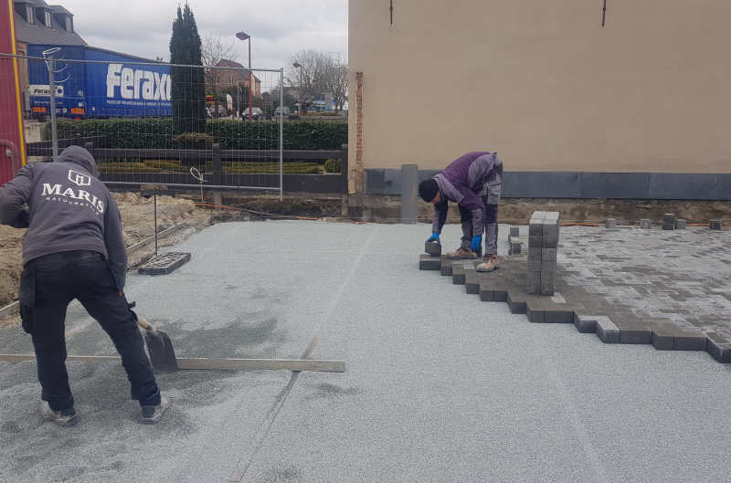 Waterdoorlatende betonstraatstenen.
